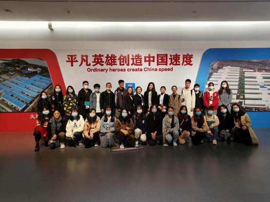 图片包含 人, 室内, 人们, 一群描述已自动生成